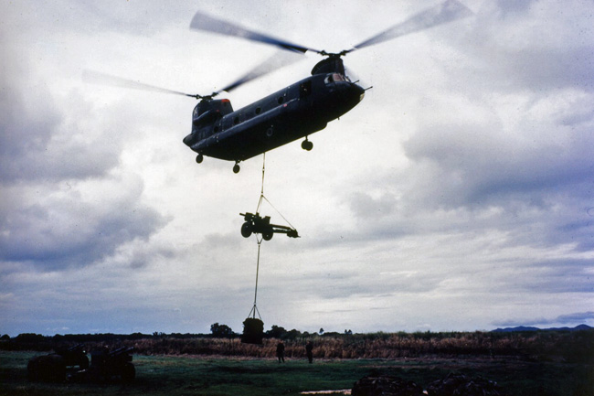 Chinook lifting gun at Nui Dat, circa 1968-1969 Chinook lifting gun at Nui Dat, circa 1968-1969