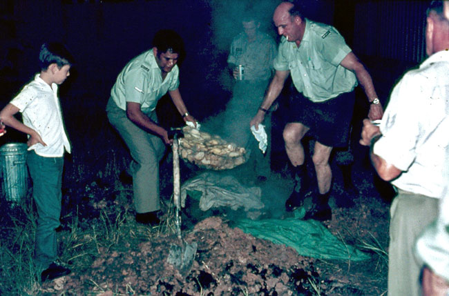 Removing hangi at the Kiwi Club, 1972 Removing hangi at the Kiwi Club, 1972