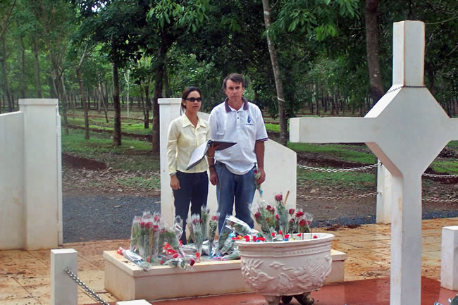 Ian McGibbon lays a rose at the Long Tan memorial, 14 May 2008