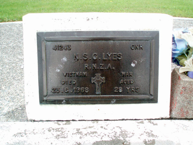 Noel Lyes grave, 2010