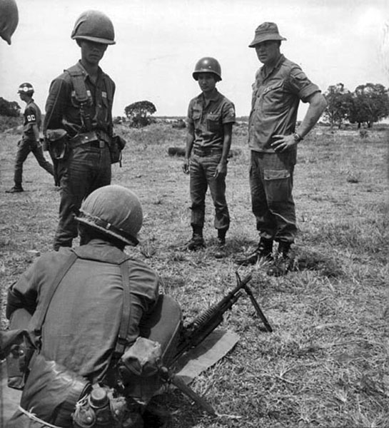 Corporal W.S. Vautier, 1NZATTV instructs South Vietnamese soldiers, 1971-72 Corporal W.S. Vautier, 1NZATTV instructs South Vietnamese soldiers, 1971-72