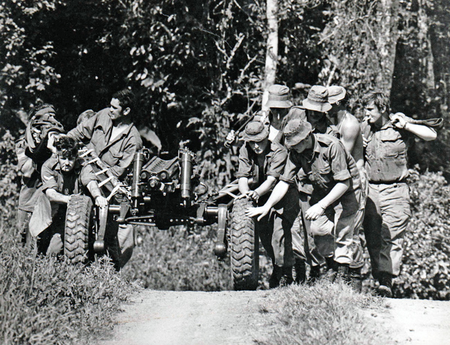 Vietnam veterans Toi Rawire (left foreground) and Jeffery Waters (right foreground) during an artillery exercise in Fiji 